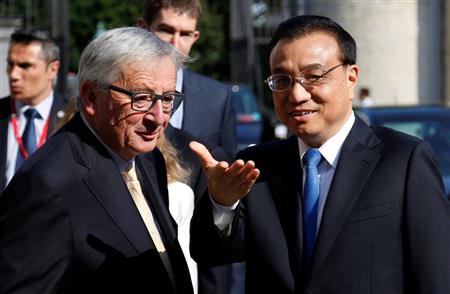 ＥＵと中国の経済会議の際、ジャン＝クロード・ユンケル欧州委員会委員長（左）とエスコートする中国の李克強首相＝２日、ブリュッセル（ロイター）