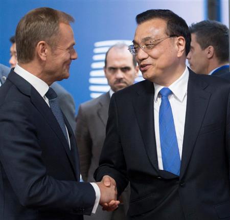 欧州連合（ＥＵ）と中国との経済会議の前にドナルド・トゥスクＥＵ議長（左）と握手する中国の李克強首相＝２日、ブリュッセル（ＡＰ）