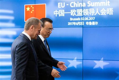 欧州連合（ＥＵ）と中国の経済会議を前に並んで歩く中国の李克強首相（右）とドナルド・トゥスクＥＵ議長＝２日、ブリュッセル（ＡＰ）