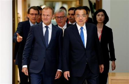 欧州連合（ＥＵ）と中国の経済会議に出席するドナルド・トゥスクＥＵ議長（左から２人目）、ユンケル欧州委員会委員長（左から３人目）、中国の李克強首相＝２日、ブリュッセル（ロイター）