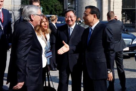 ジャン＝クロード・ユンケル欧州委員会委員長（左）と握手する中国の李克強首相＝２日、ブリュッセルのエグモン宮（ロイター）