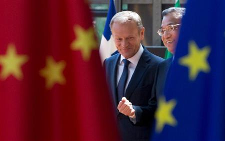 ヨーロッパビルで行われる欧州連合（ＥＵ）と中国との経済会議を前に並んで歩くＥＵのドナルド・トゥスク議長（左）と中国の李克強首相＝２日、ブリュッセル（ＡＰ）