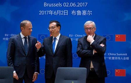 欧州連合（ＥＵ）と中国との首脳会談での調印式の前に会話を交わすドナルド・トゥスクＥＵ議長（左）と李克強・中国首相。右はジャン＝クロード・ユンケル欧州委員会委員長＝２日、ブリュッセル（ＡＰ）