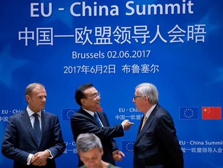 調印式の準備をする欧州連合（ＥＵ）のマルグレーテ・ベスタエアー委員（前列中央）。後ろは左からドナルド・トゥスクＥＵ議長、中国の李克強首相、ジャン＝クロード・ユンケル欧州委員会委員長＝２日、ブリュッセル（ＡＰ）