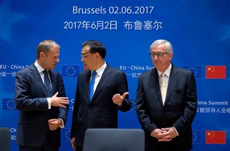 欧州連合（ＥＵ）と中国の首脳会議の調印式でドナルド・トゥスクＥＵ議長（左）と話す中国の李克強首相（中央）。右はジャン＝クロード・ユンケル欧州委員会委員長＝２日、ブリュッセル（ＡＰ）