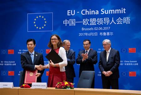 調印式で中国代表と握手するセリーナ・マルムストロム通商担当欧州委員（前列右）。後ろは（左から）ドナルド・トゥスク欧州連合（ＥＵ）議長、中国の李克強首相、ジャン＝クロード・ユンケル欧州委員会委員長＝２日、ブリュッセル（ＡＰ）