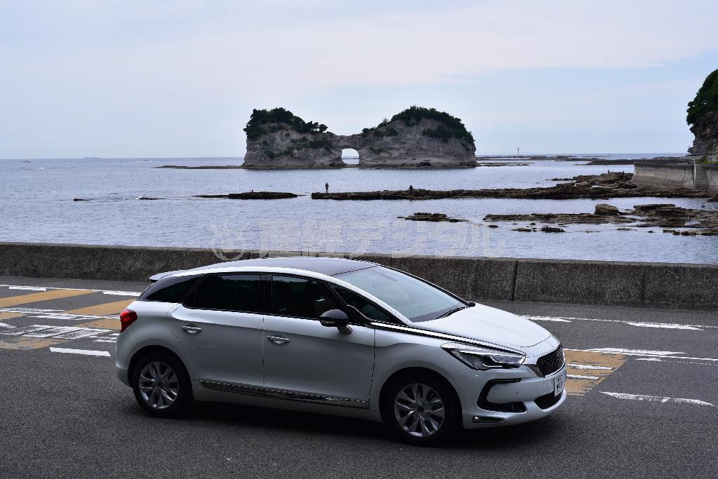 和歌山・南紀白浜の名勝、円月島こと高嶋をバックに。ＤＳ５