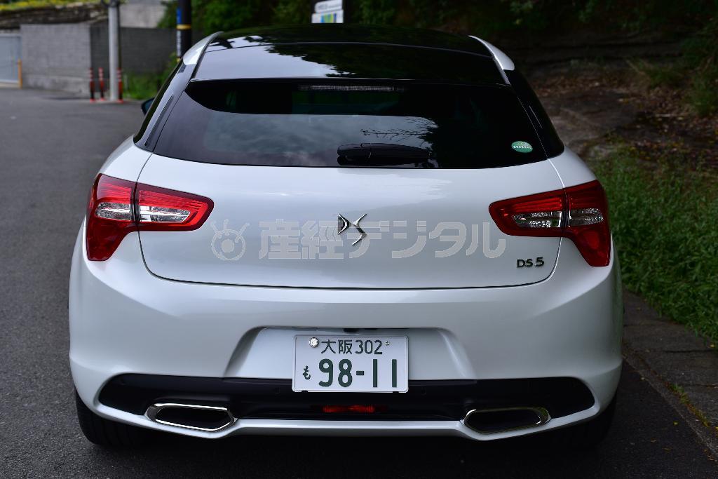 真後ろから見るとお尻がキュッと上がり、テールフィニッシャーやセンターフォグランプでスポーティーなイメージに。ＤＳ５