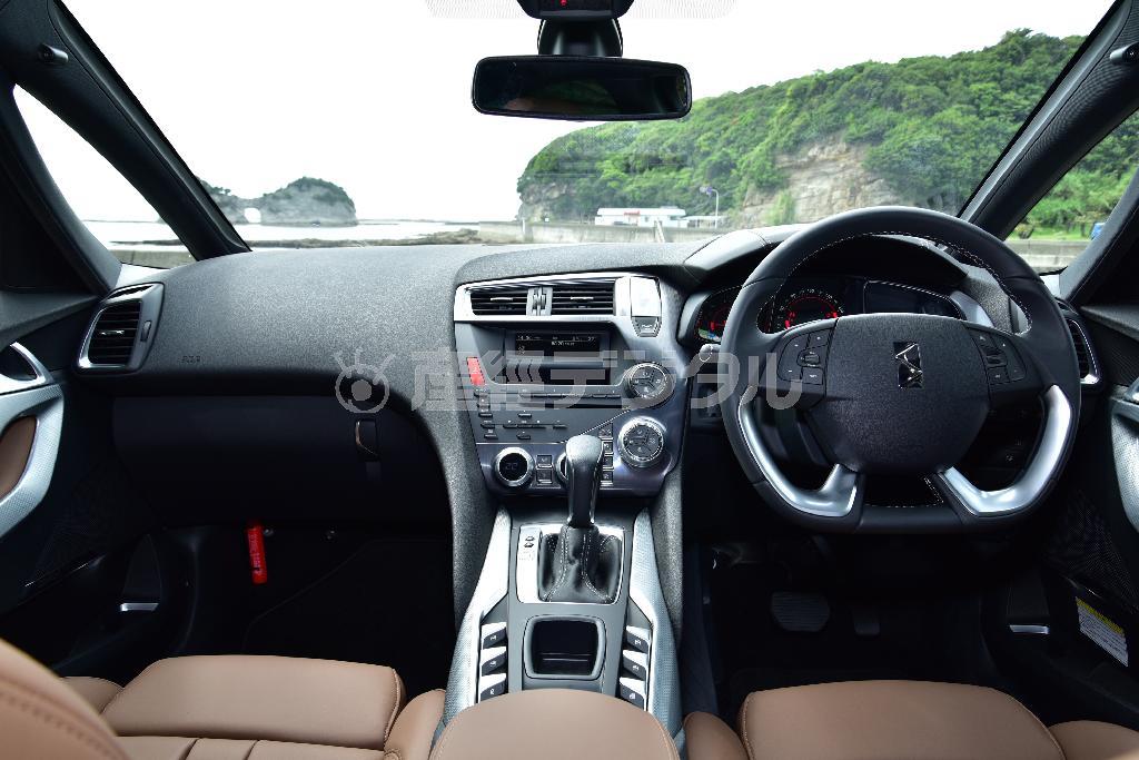 シルバーの加飾が飛行機の操縦桿を思わせる革巻きのＤ型ハンドル、大胆に前傾したセンターコンソール、凝った意匠のスイッチ類…と唯一無二の雰囲気を持つインテリア。ＤＳ５