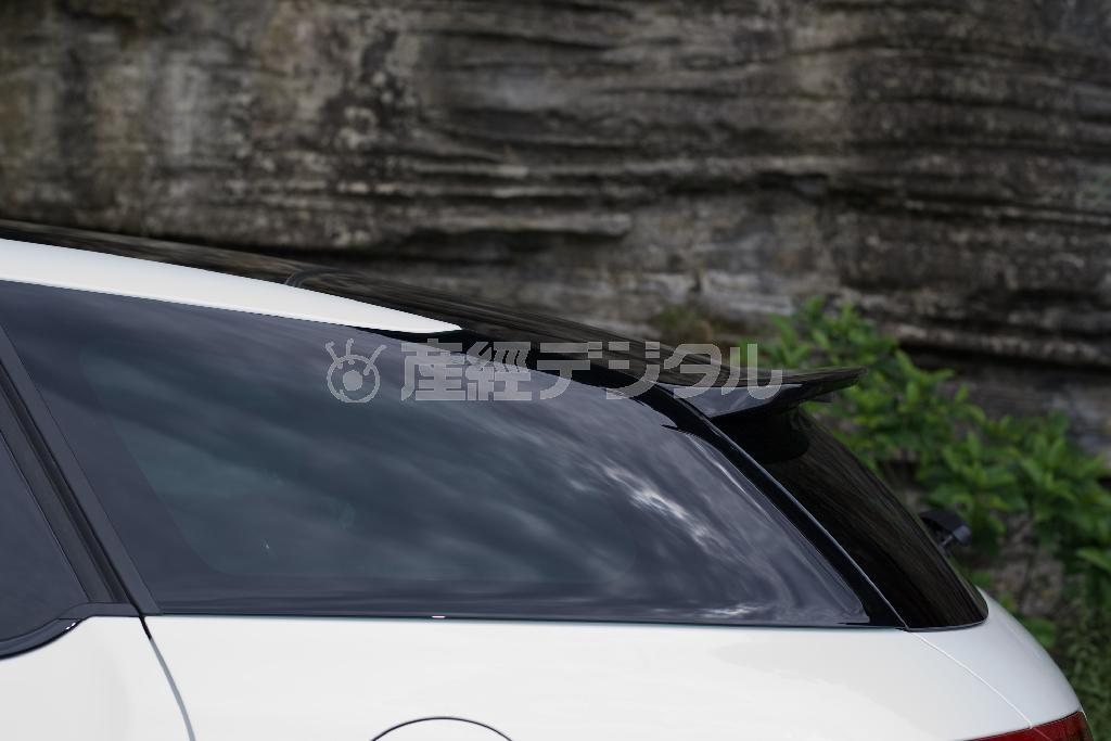 こうやってルーフ後部だけ切り取ると、一体どんなタイプのクルマか見当がつかない。不思議な形だよなぁ。ＤＳ５