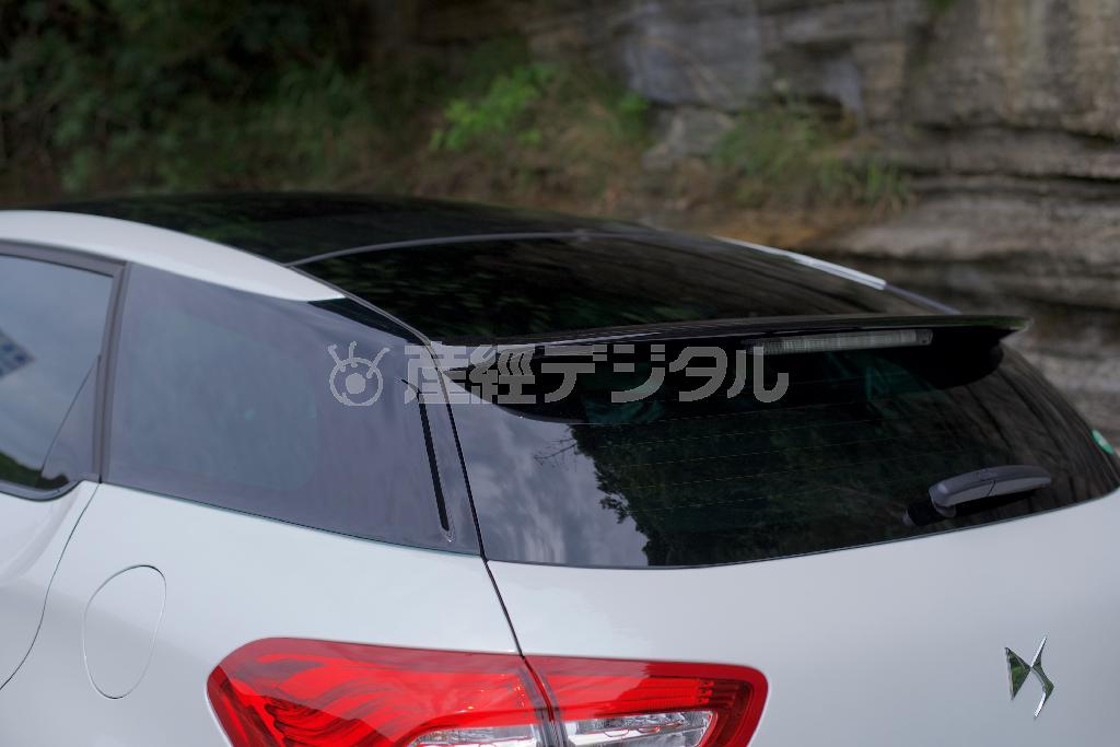 リアハッチの分割線（ヒンジの位置）はかなりルーフ側に食い込んだ位置にある。ＤＳ５