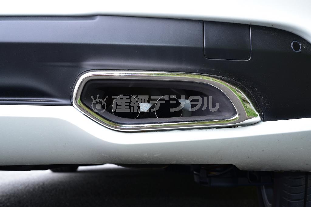 クールなテールパイプフィニッシャーの奥にパイプが２本…ということは左右４本出し。ＤＳ５