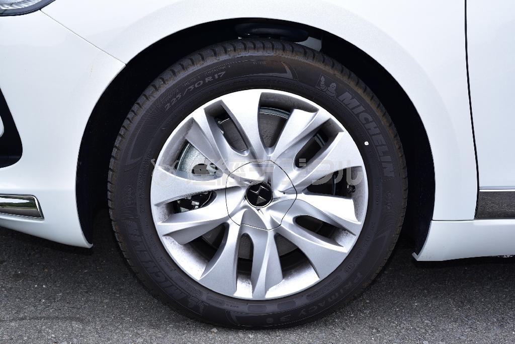 タイヤサイズは前後ともに２２５／５０Ｒ１７でミシュランのコンフォート系を装着。フロントディスク、結構大きいです。ＤＳ５