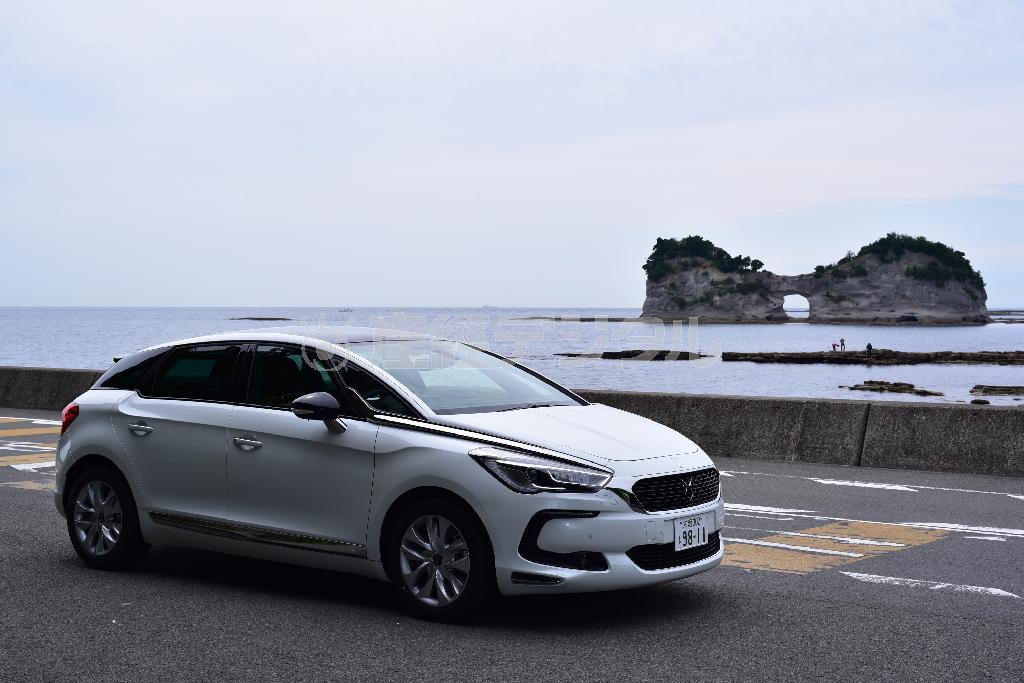 春分、秋分のころには、真ん中に空いた穴から太平洋に沈む夕日が見える。ＤＳ５