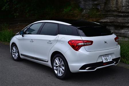 斜めからのアングルだとやはりミニバン的。ＤＳ５