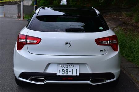 真後ろから見るとお尻がキュッと上がり、テールフィニッシャーやセンターフォグランプでスポーティーなイメージに。ＤＳ５