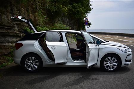 リアハッチのヒンジ位置にご注目。ルーフの途中、後席ヘッドレストの上あたりから開く。ＤＳ５