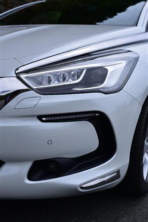 複雑な造形のヘッドライト。シルバー加飾の使い方に嫌みがないところがすごい。ＤＳ５