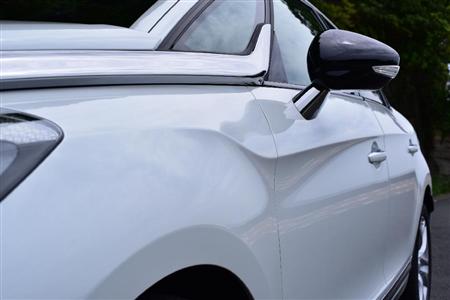 ボディサイドを貫く彫刻的なプレスラインは、後席ドアハンドルの後ろでえぐるように蹴り上がる。ＤＳ５