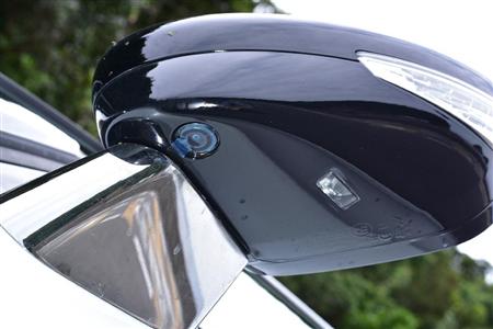 左ドアミラー下に埋め込まれた、左前方の死角をカバーするカメラ。映像はルームミラーに埋め込まれた液晶モニターに映し出される。ＤＳ５