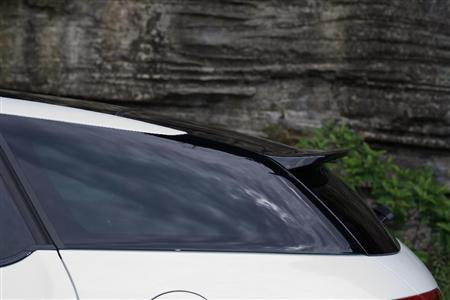 こうやってルーフ後部だけ切り取ると、一体どんなタイプのクルマか見当がつかない。不思議な形だよなぁ。ＤＳ５