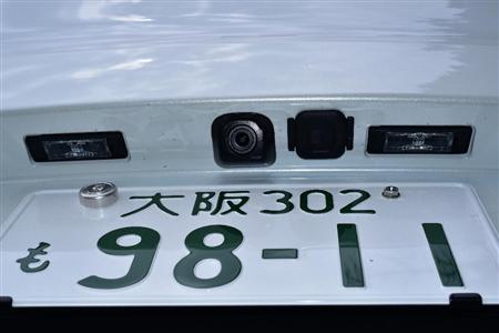 真ん中にリアカメラ、その右隣はリアハッチのリリースボタン。ＤＳ５