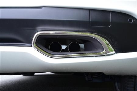 クールなテールパイプフィニッシャーの奥にパイプが２本…ということは左右４本出し。ＤＳ５