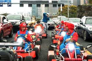 信号待ちの間に車両から降り、写真撮影をするカートの集団=4月、東京都千代田区(加藤園子撮影、画像の一部を処理しています) 信号待ちの間に車両から降り、写真撮影をするカートの集団=4月、東京都千代田区(加藤園子撮影、画像の一部を処理しています)