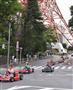 公道を走るカート＝１７日、東京都港区
