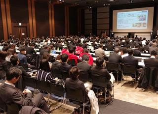 「知財活用アイデア全国大会２０１５」で参加者のプレゼンを聞く来場者