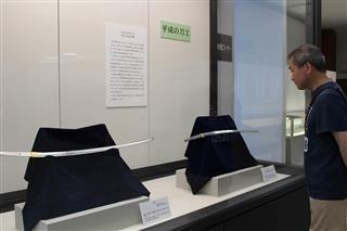 千葉市立郷土博物館で展示中の、松田次泰氏の日本刀＝同市中央区（橘川玲奈撮影）