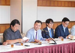 日本食文化会議第１回総会に出席した松本栄文理事長（左から２人目）ら＝５日、東京都台東区