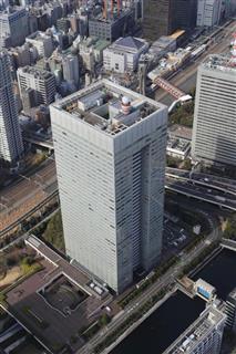 半導体子会社の売却手続きが大詰めを迎えている東芝の本社ビル＝東京都港区（本社チャーターヘリから）