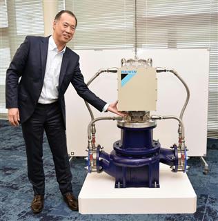 ダイキン工業が開発した小規模水力発電装置の説明をするディーケーパワーの松浦哲哉社長＝７日、大阪府摂津市