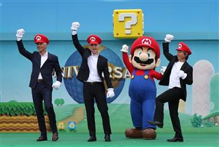 着工式で「マリオ」にふんした関係者ら＝８日、大阪市此花区（前川純一郎撮影）