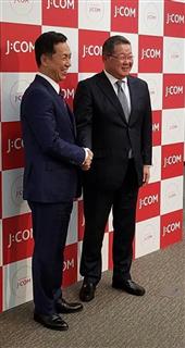 ジュピターテレコムの牧俊夫会長（左）と井村公彦社長＝７日、東京都千代田区