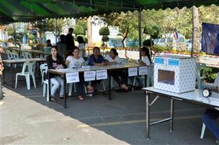 無効となった２０１４年総選挙の投票の様子。首都圏ではほぼ正常に実施されたが、反タクシン派の多い南部では妨害行為が相次いだ＝２０１４年２月、バンコク