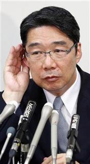 記者会見で質問に聞き耳を立てる文科省の前川喜平前事務次官＝５月２５日、東京・霞が関