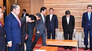 臨時閣議に臨む安倍晋三首相（中央）ら閣僚＝９日午後、首相官邸（斎藤良雄撮影）