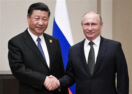 （左から）中国の習近平国家主席、ロシアのプーチン大統領＝８日、カザフスタンのアスタナ（ＡＰ）