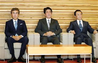 臨時閣議に臨む（左から）石原経済再生相、安倍首相、麻生財務相＝９日午後、首相官邸