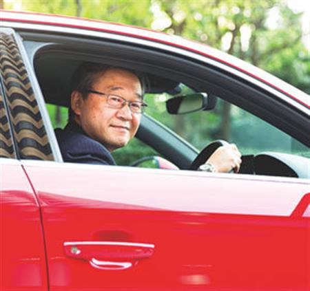 新型A3に乗るアウディジャパン斎藤徹社長。