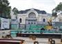 １００年以上前に建てられた市民劇場「オペラハウス」前で進む駅舎の地下工事＝５月２５日、ベトナム・ホーチミン市