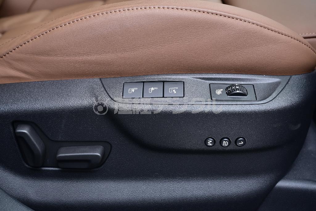 メモリー機能とシートヒーター付きパワーシート。ＤＳ５