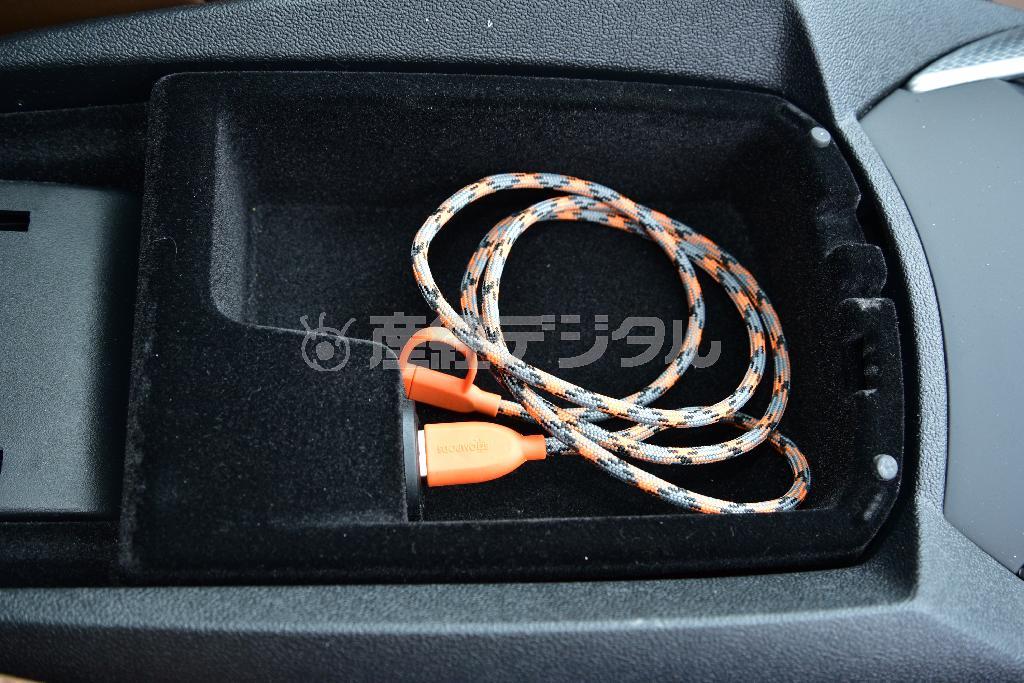 肘掛下のコンソールボックスは２段式。中蓋にはＵＳＢジャックを備えるが、スマホが入る余裕はないのが残念。ＤＳ５