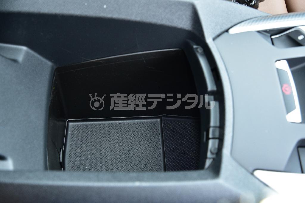中蓋の下には深くて広い収納スペースが。画像では見えないが、この前方（シフトレバー手前あたりまで）にもスペースが広がっている。ＤＳ５