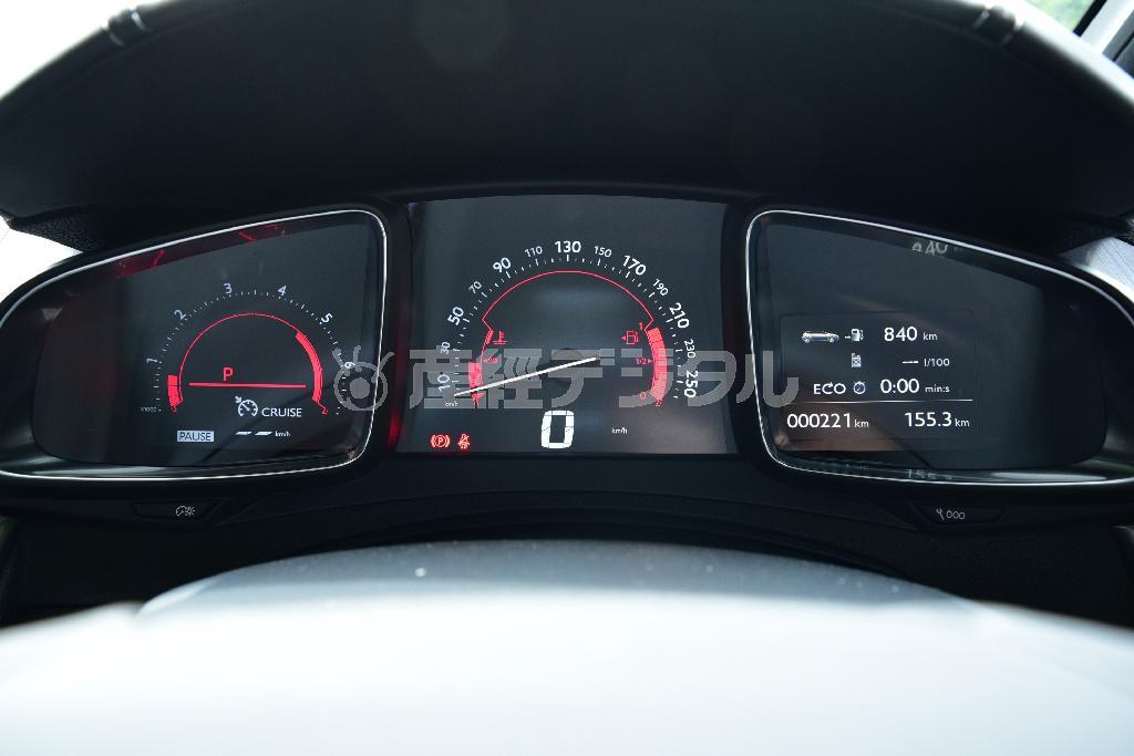 流行りの全面液晶よりもずっとＳＦっぽいのに高級感もあるメーターデザイン。素直にカッコいい。ＤＳ５