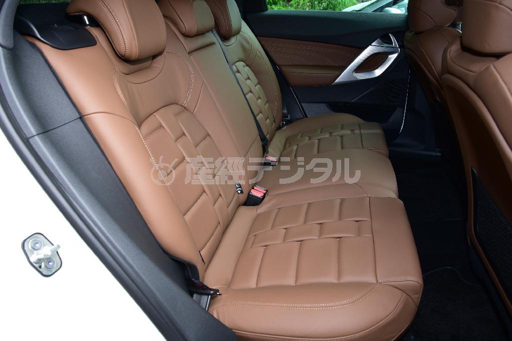 前席同様、後席も適度に柔らかく、座り心地のいいレザーシート。膝元の余裕はＤセグとしては少し狭いか。ＤＳ５