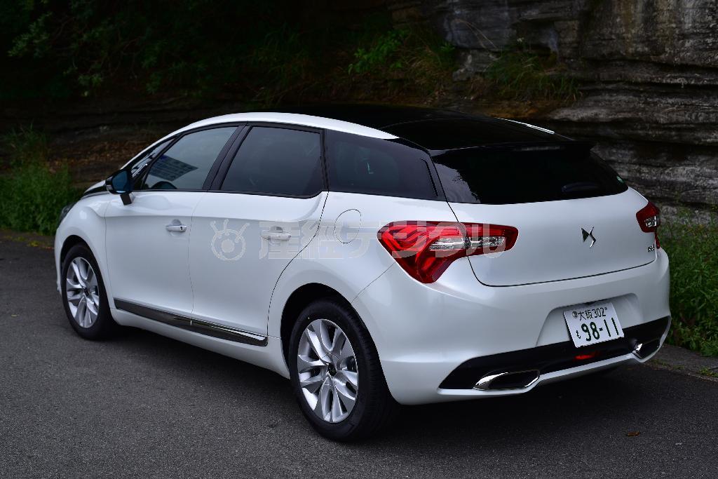 斜めからのアングルだとやはりミニバン的。ＤＳ５