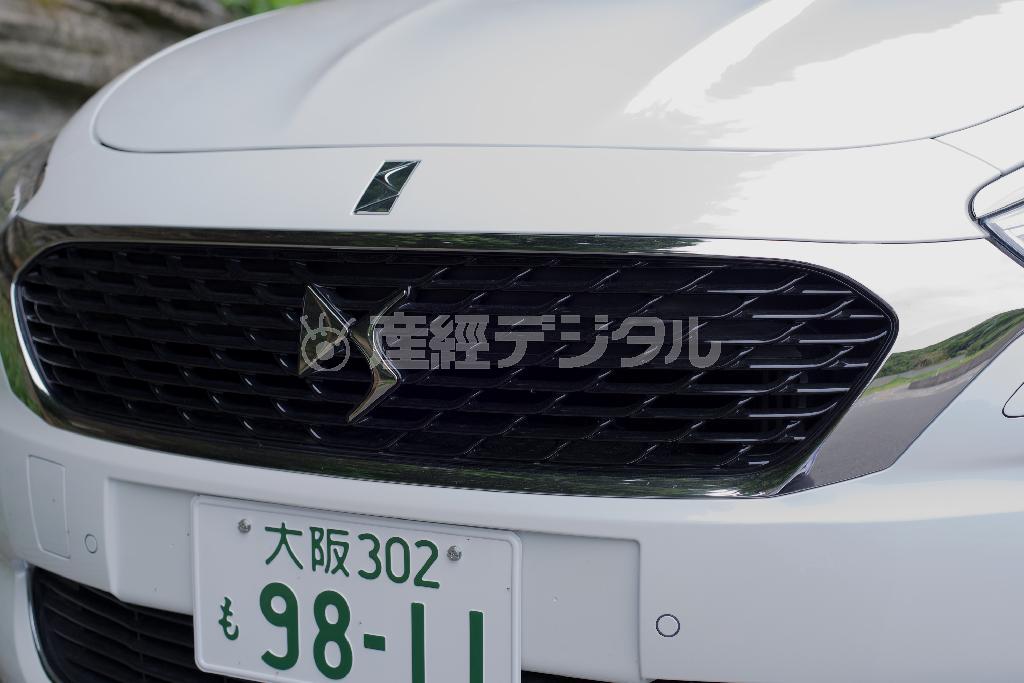 もとはシトロエンの一車種だったが、現在は独立ブランド。シトロエンのエンブレムはつかない。ＤＳ５